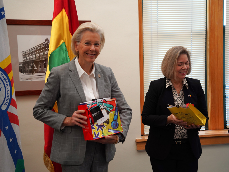 Alcaldesa de Tampa, Jane Castor junto a la delegada de Barranquilla, Vicky Ibañez en el evento de celebración