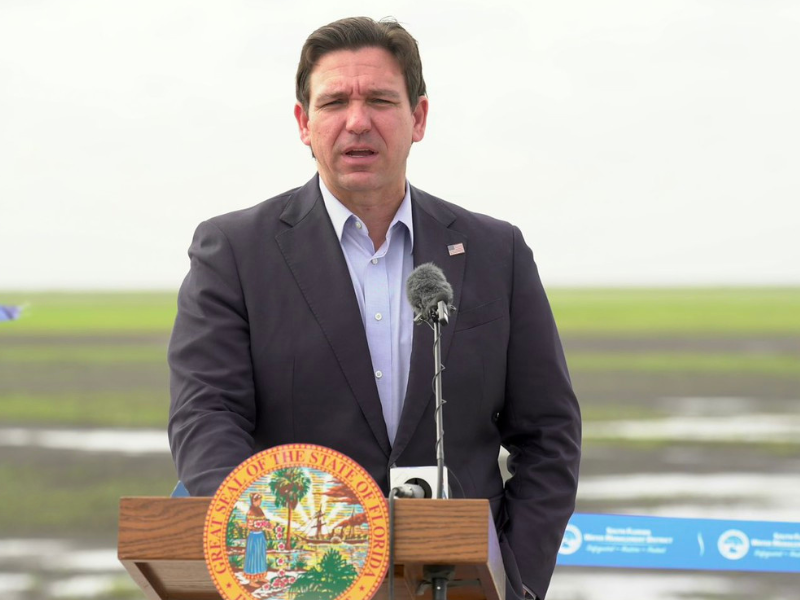 Gobernador DeSantis en conferencia de prensa