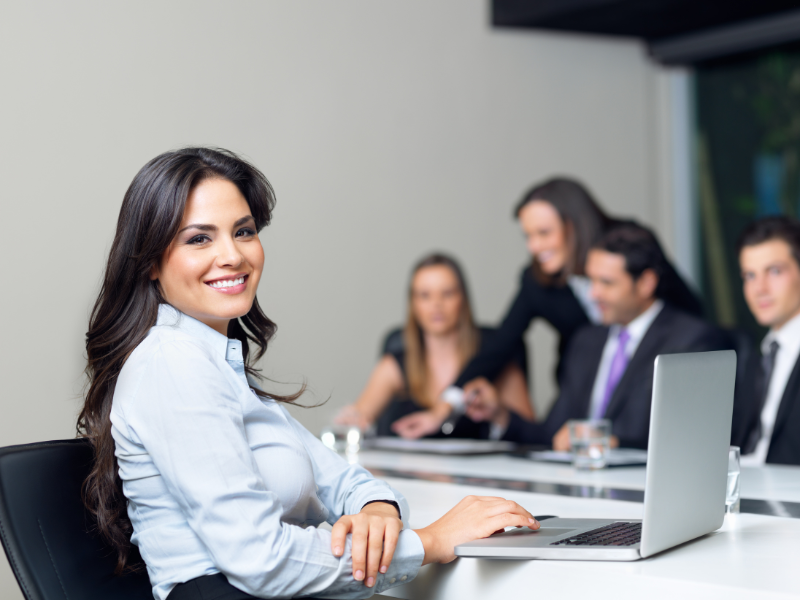 Mujer empresaria en reunión de negocios