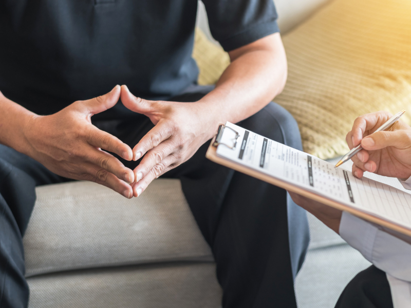 Consejero de Salud Mental atendiendo en terapia a un paciente
