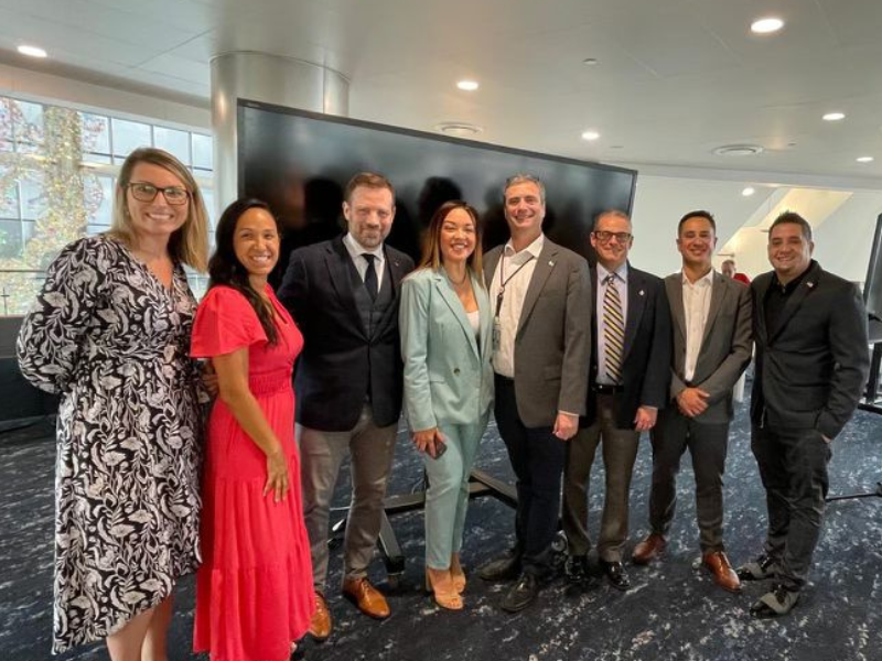 De izquierda a derecha: Devon Barnett, Gerente Senior de Inteligencia de Negocios y Mercado - Aeropuerto Internacional de Tampa; Diana Walker, Vicepresidenta - Cámara Latina de la Bahía de Tampa; Ivan Vukov, Director de Ventas - AeroMexico Airlines; Danielle Hernandez, Presidenta - Cámara Latina de la Bahía de Tampa; Jon Vaden, Director de Marketing - Aeropuerto Internacional de Tampa; Alex Heiter, Director de Desarrollo de Servicios Aéreos - Aeropuerto Internacional de Tampa; Fabiano Laux, Gerente de Ventas de la Ciudad - Delta Airlines; Roberto Borrero, Fundador y CEO - Tampa Business Club.
