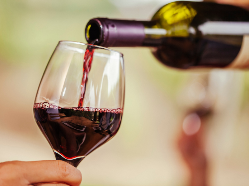 Sirviendo una copa de vino tinto