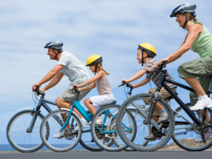 Familia corriendo bicicleta