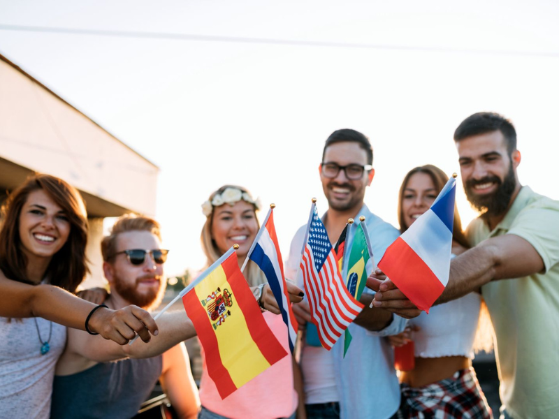 Grupo de latinos con sus banderas