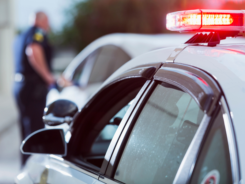 Policía emitiendo una multa de tránsito a conductor